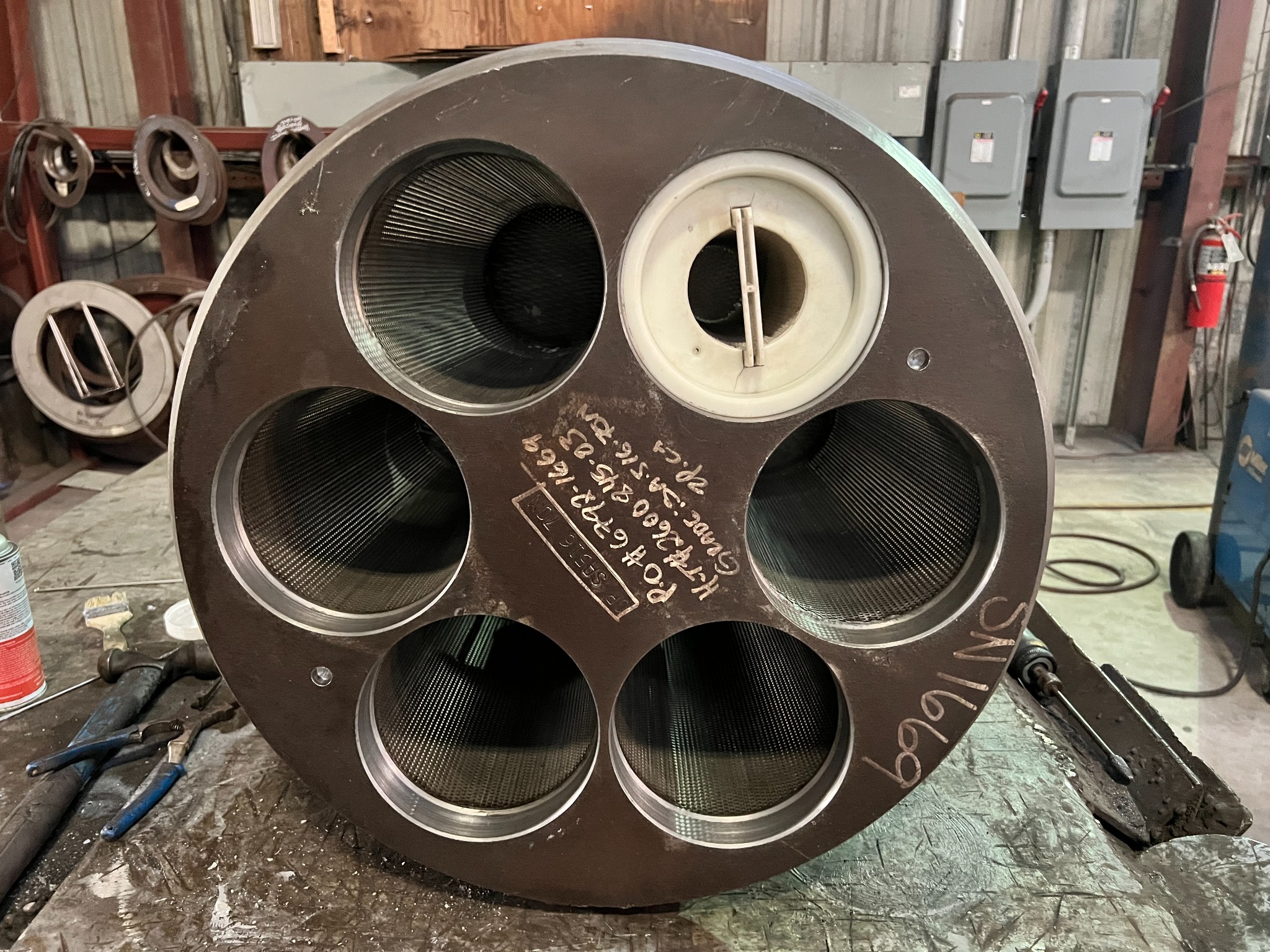 Fabricated filter housing internal components